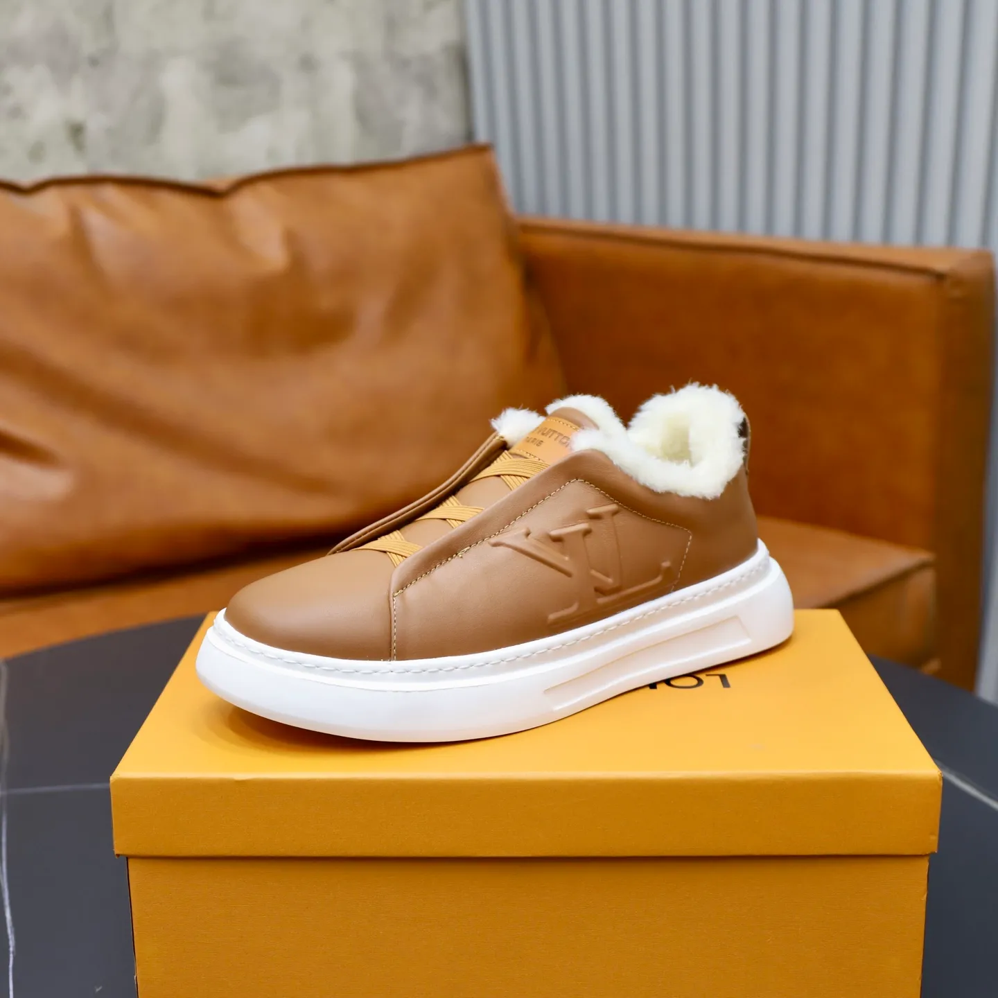 Ex-factory price: 500💰🙅‍♂️🙅‍♂️🙅‍♂️ Brand: LV Louis Vuitton Standard code: 38-44 (45 customized) Grade: Same as the official website Material: Original cowhide fabric Comfortable and warm wool lining Increased lightness, wear-resistant and soft outsole Style category: Men's fashionable casual shoes Running sneakers Distinguished luxury brand elements Top luxury Color: actual picture color